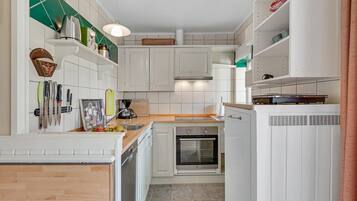 Køleskab, kogeplade, opvaskemaskine, kaffe-/temaskine