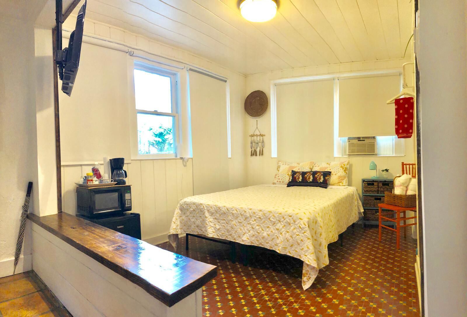 Iron/ironing board, free WiFi, bed sheets