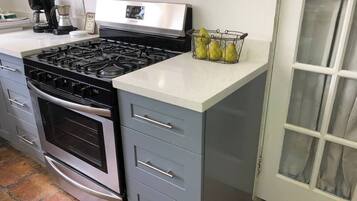 Refrigerador, microondas, cafetera y tetera y utensilios de cocina