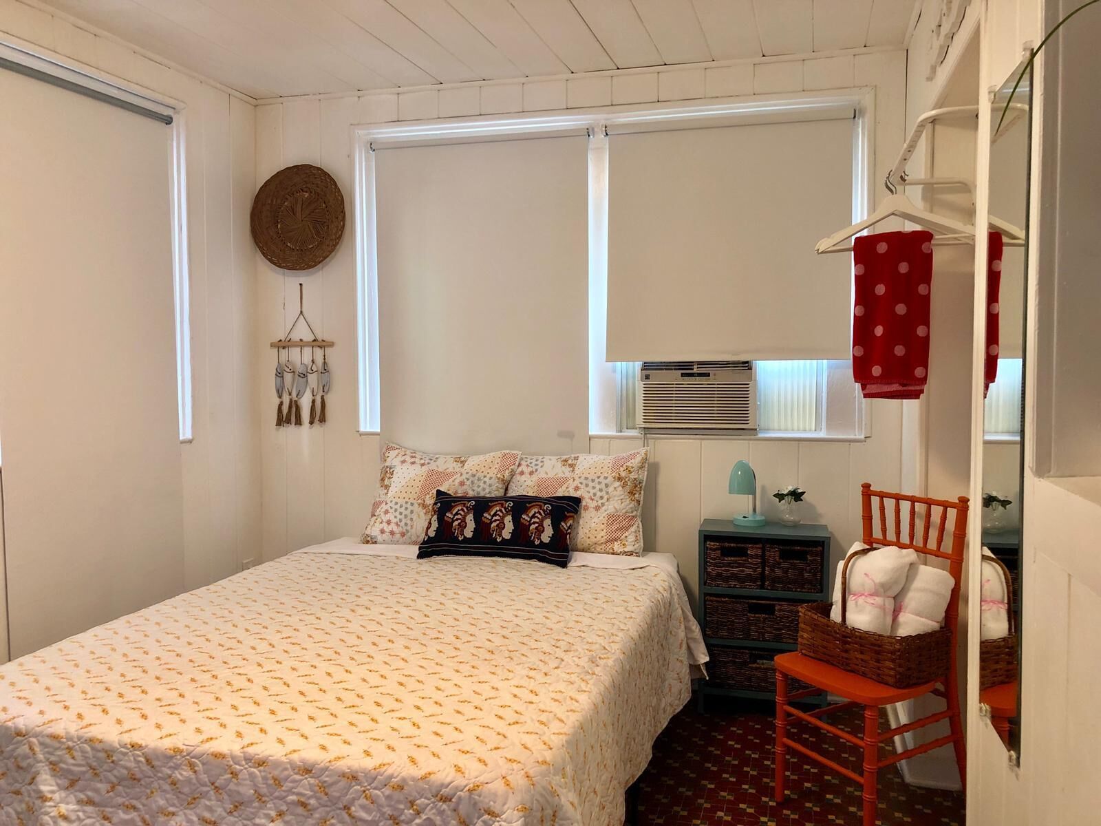 Iron/ironing board, free WiFi, bed sheets