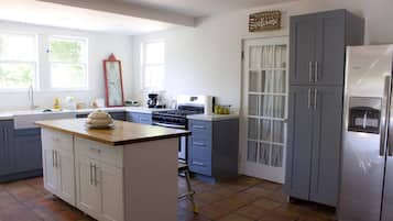 Refrigerador, microondas, cafetera y tetera y utensilios de cocina