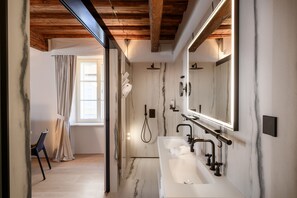 Kamar Double Khas | Kamar mandi | Perlengkapan mandi desainer, pengering rambut, jubah mandi, dan sandal