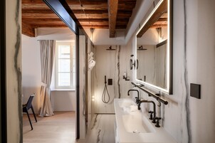 Quarto casal com design assinado | Banheiro | Produtos de toalete de grife, secador de cabelo, roupões de banho 