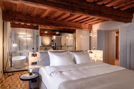 Signature Suite | 1 bedroom, premium bedding, free minibar, in-room safe