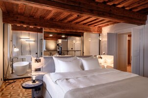 Suíte com design assinado | Roupas de cama premium, frigobar (abastecido com itens grátis)