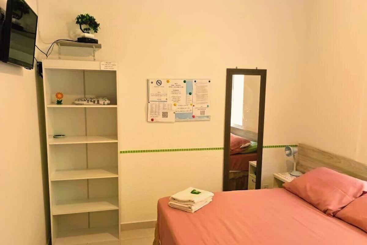 غرفة مزدوجة مريحة | واي فاي مجانًا وملاءات أسرّة