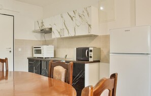 Fridge, microwave, oven, stovetop - Awesome apartment in Vir with WiFi (Vir)
