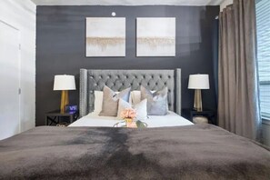 1 habitación, tabla de planchar con plancha y cuna de viaje 