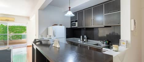 Refrigerador, microondas, horno y parrilla de estufa