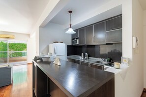 Fridge, microwave, oven, stovetop - Loft Apartment in Recoleta/Parque Las Heras (CABA)
