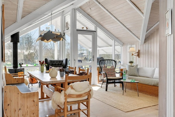 Smart TV, fireplace, DVD player, stereo