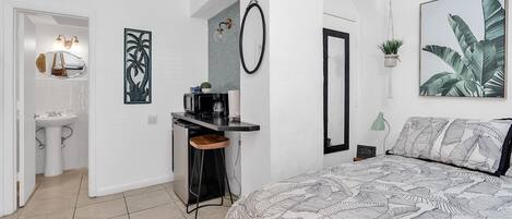 Een bureau, een strijkplank/strijkijzer, gratis wifi, beddengoed