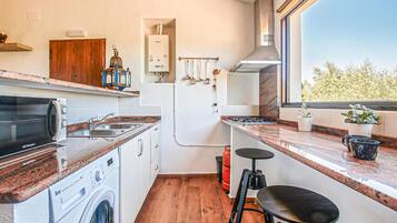 Een koelkast, een oven, een kookplaat, een koffiezetapparaat/waterkoker