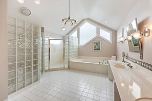 Dusche, Haartrockner, Handtücher, Toilettenpapier