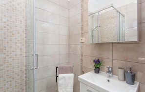 Shower, hair dryer - Cozy apartment in Malinska with WiFi (Malinska)