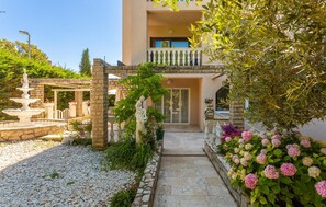 Property grounds - Cozy apartment in Malinska with WiFi (Malinska)