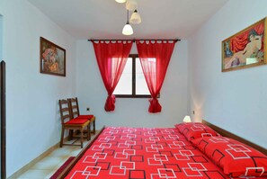 2 bedrooms, iron/ironing board, internet