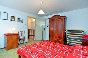 2 bedrooms, iron/ironing board, internet