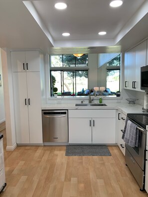 Kylskåp, mikrovågsugn, ugn och spishäll