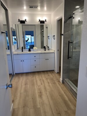 Douche, serviettes fournies, papier toilette