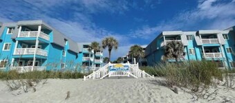 Beautifully relaxing condo on the ocean. Feet from the beach! Beachhouse 214