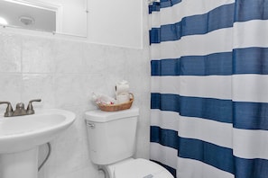 Douche, sĂšche-cheveux, serviettes fournies, savon