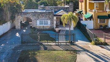 Zona residencial con muro de piedra, entrada con reja y una casa con el número 1742 en la fachada.