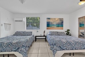 Tabla de planchar con plancha, wifi gratis y ropa de cama