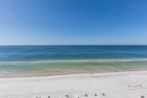 Sulla spiaggia, lettini da mare, teli da spiaggia