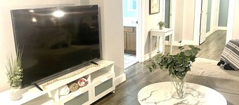 Spacious 2 bedroom, 7 minutes to Downtown + Stadium, Full Kitchen