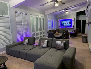 Smart-TV, Videospiele, DVD-Player, Stereoanlage