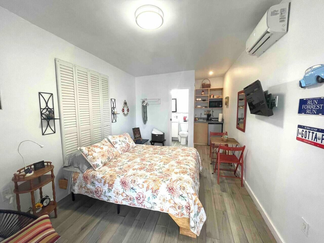 Tabla de planchar con plancha, wifi gratis y ropa de cama 