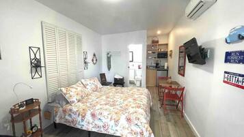 Tabla de planchar con plancha, wifi gratis y ropa de cama