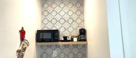 Refrigerador, microondas, cafetera y tetera y toallas de papel