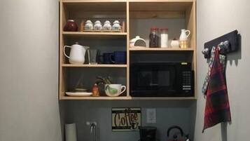 Refrigerador, microondas, cafetera y tetera y toallas de papel