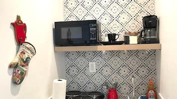 Réfrigérateur, micro-ondes, cafetière/bouilloire, serviettes en papier