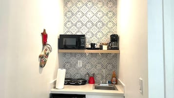 冰箱、微波炉、茶具/咖啡用具、纸巾