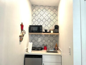 Réfrigérateur, micro-ondes, cafetière/bouilloire, serviettes en papier