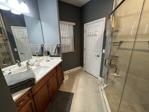Ensemble douche/baignoire, sèche-cheveux, serviettes fournies, savon