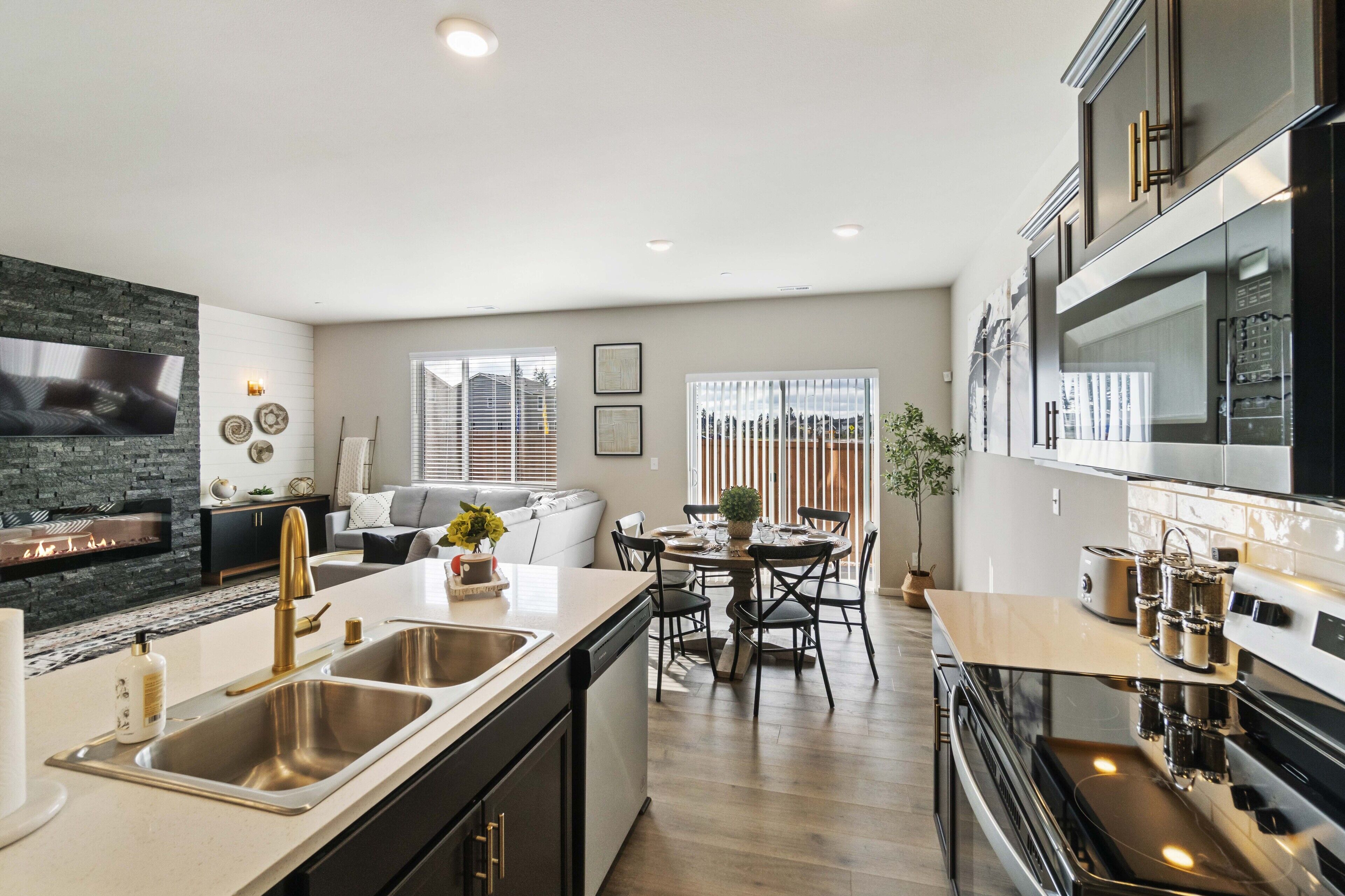 Frigorífic, microones, forn i placa de cuina 