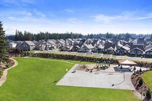 Sport court - 5 Bedrooms, Theater Room, Kid-Friendly, Perfect For Big Groups (Puyallup)