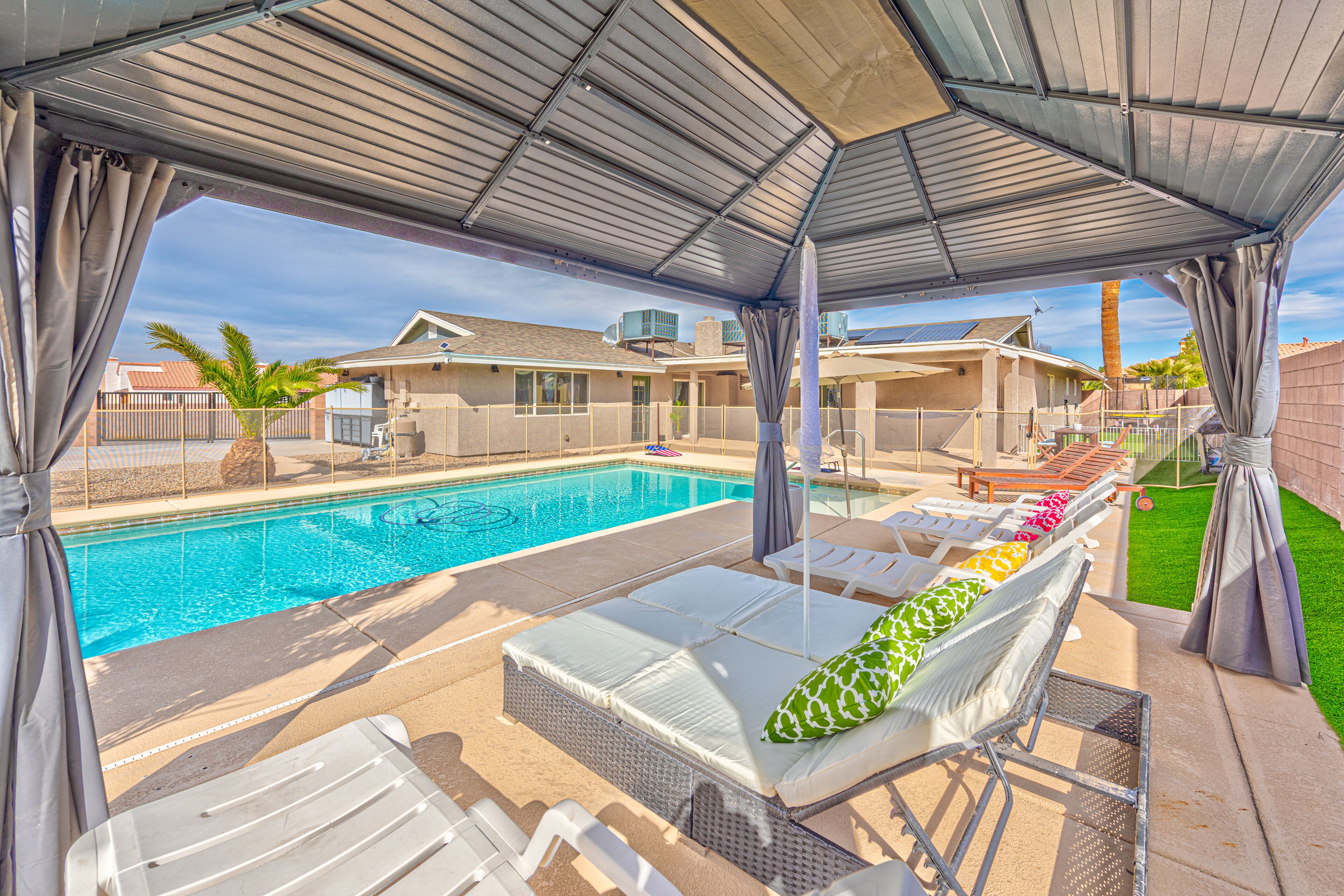LUXURY 0.5 acre 3300sqf 1 story very large pool and backyard