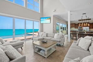 Smart TV, tavolo da calcetto, impianto stereo