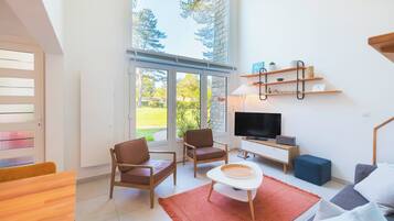 Televisie, een dvd-speler en een stereo