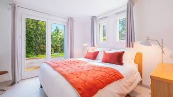 3 slaapkamers, een bureau, een strijkplank/strijkijzer, reisbedje