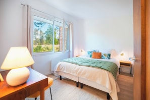 3 bedrooms, desk, iron/ironing board, travel crib