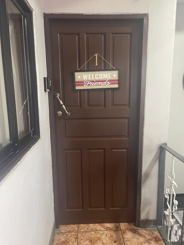 Property entrance - Luxurious Central Apt / 5 min from the Airport (Alajuela)