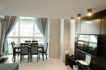 City Center - Modern- Pool Access - 2 AC