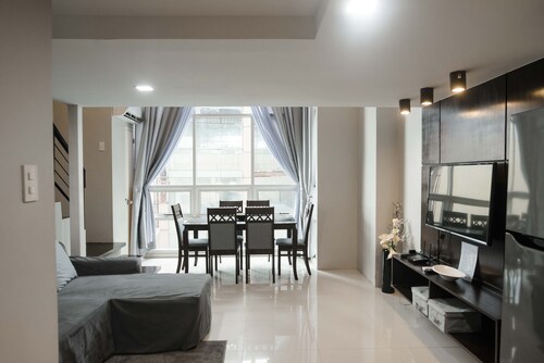 City Center - Modern- Pool Access - 2 AC