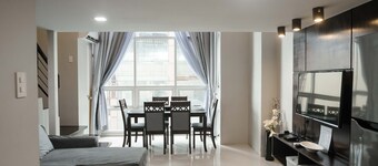 City Center - Modern- Pool Access - 2 AC